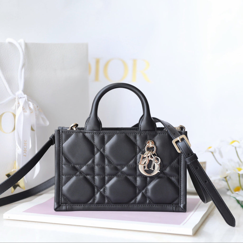 Bolso de mano estilo libro pequeño – Piel negra (21,5 cm)