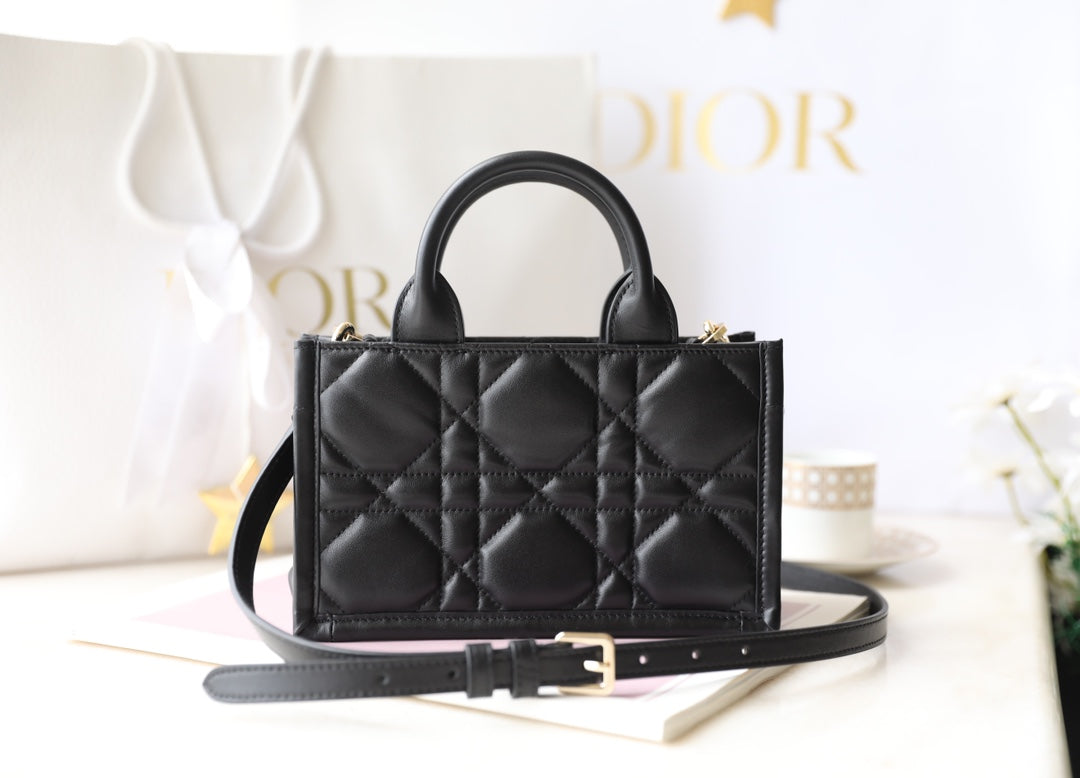 Bolso de mano estilo libro pequeño – Piel negra (21,5 cm)