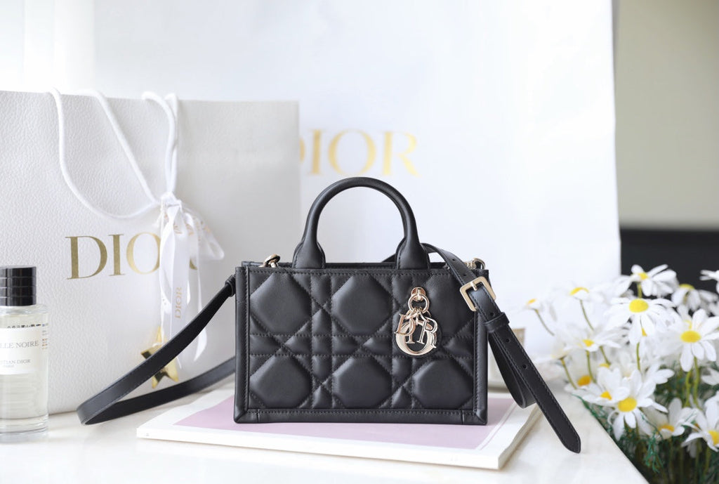 Bolso de mano estilo libro pequeño – Piel negra (21,5 cm)