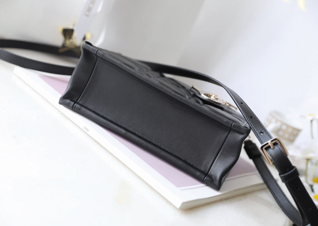 Bolso de mano estilo libro pequeño – Piel negra (21,5 cm)