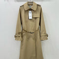 Gabardina con cinturón
