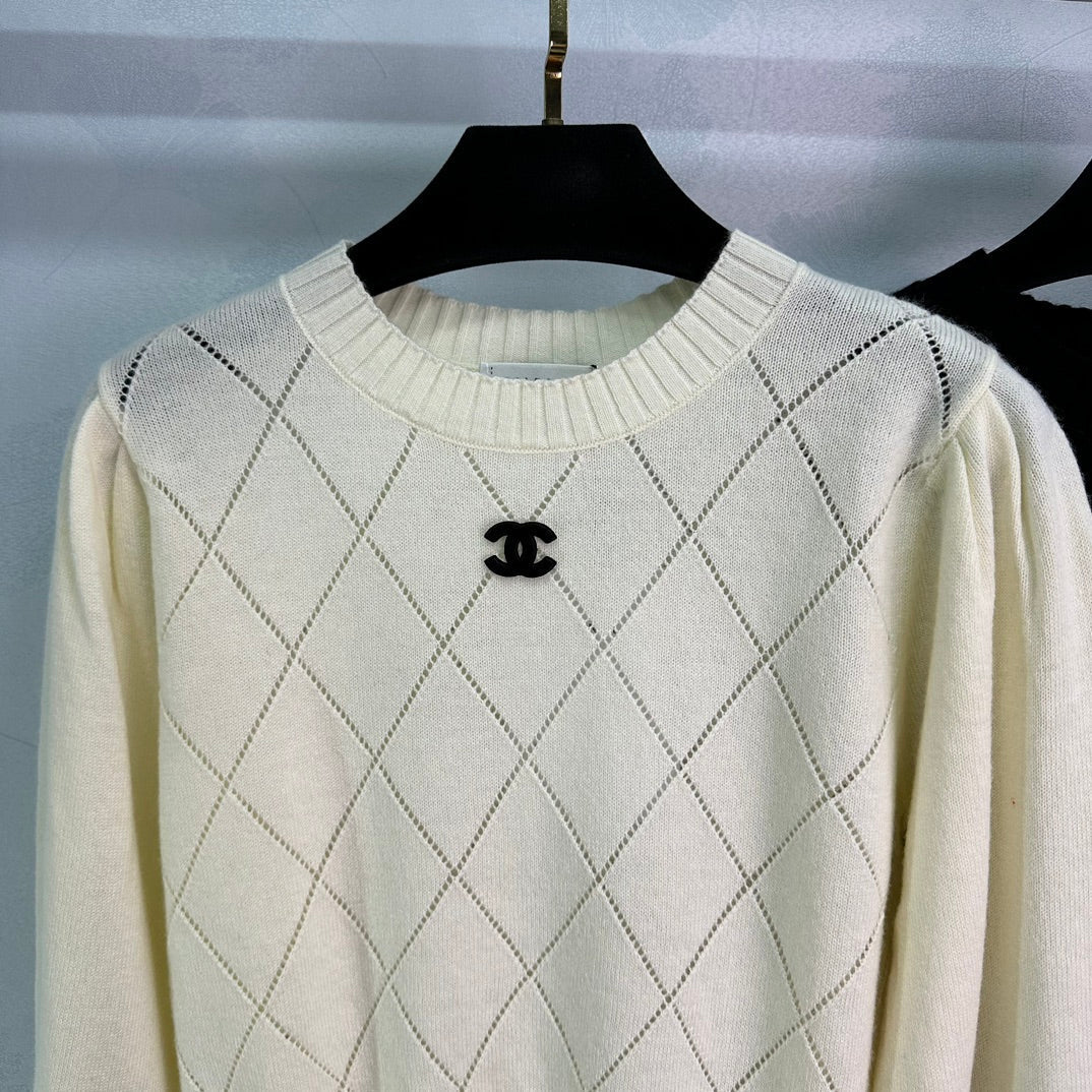 Top de punto retro con contraste