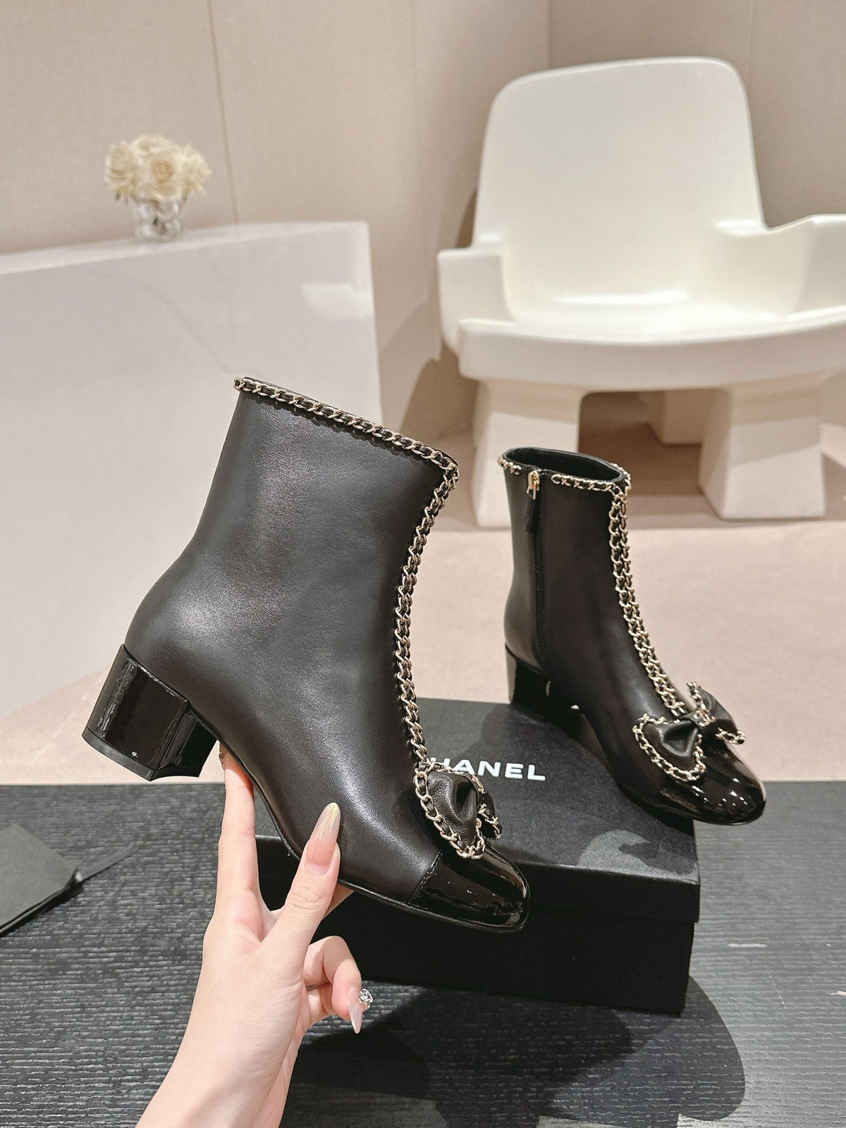 Botas altas de cuero bordadas para mujer