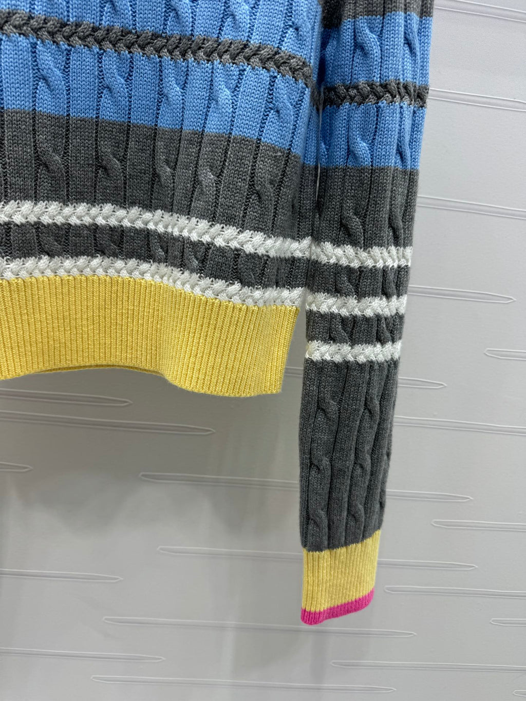 Suéter de punto trenzado a rayas de colores