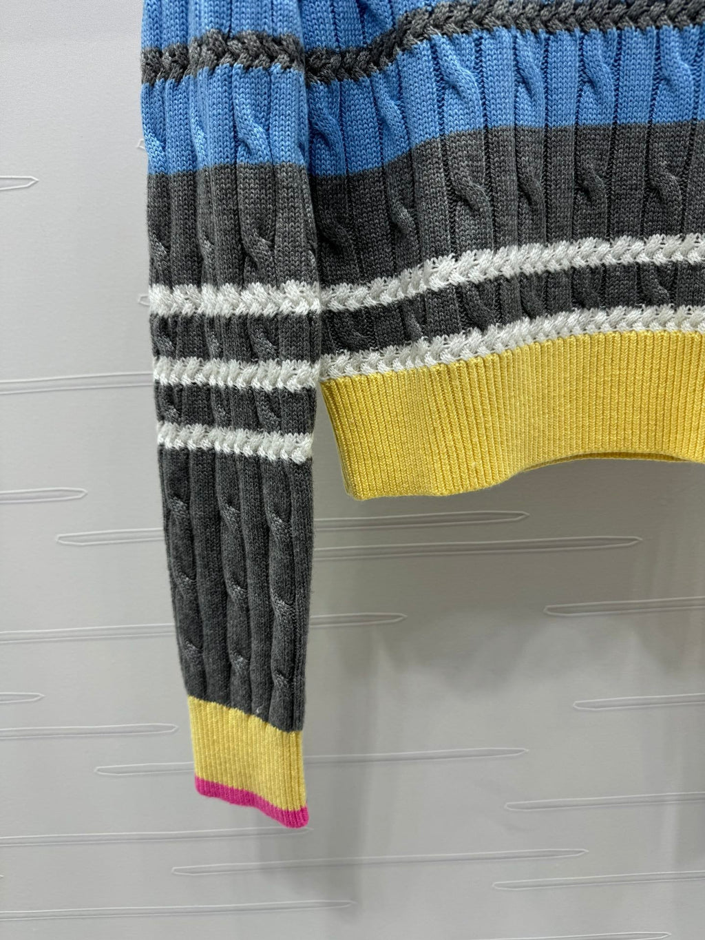 Suéter de punto trenzado a rayas de colores