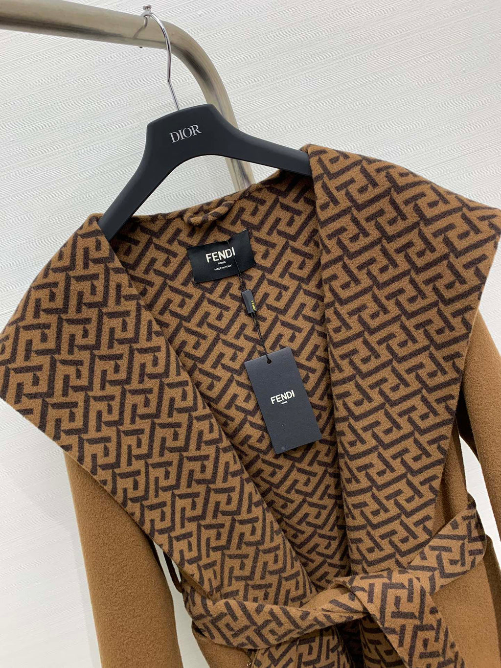 Abrigo de lana con estampado de monograma