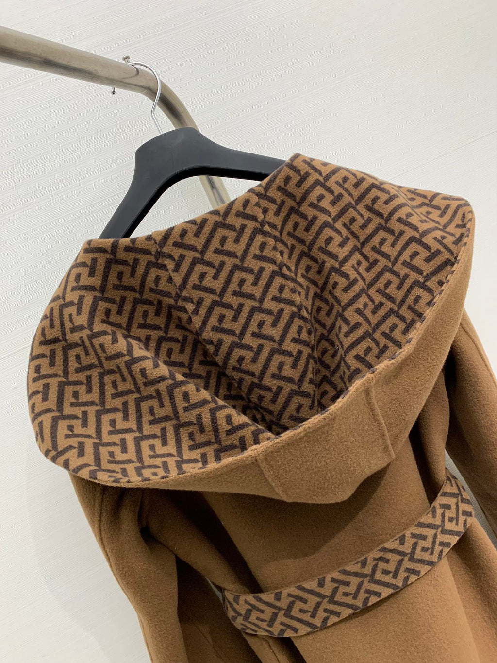 Abrigo de lana con estampado de monograma
