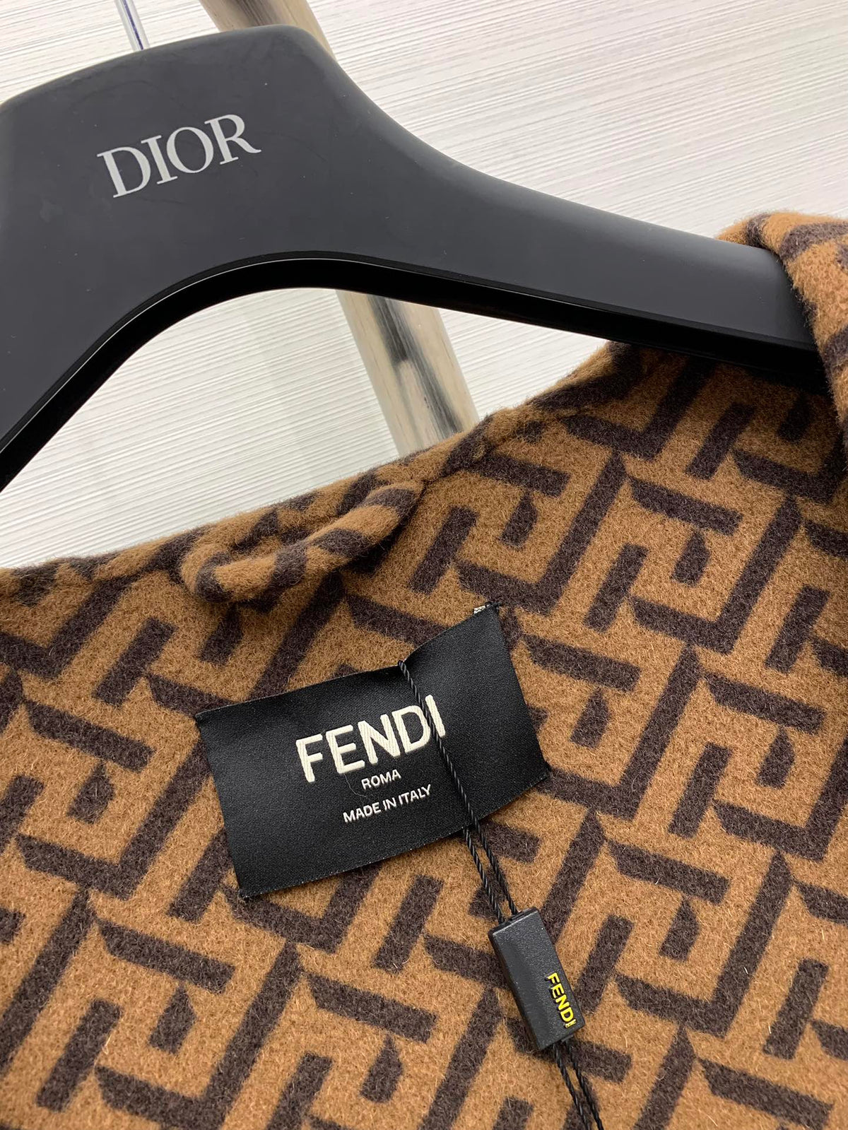 Abrigo de lana con estampado de monograma