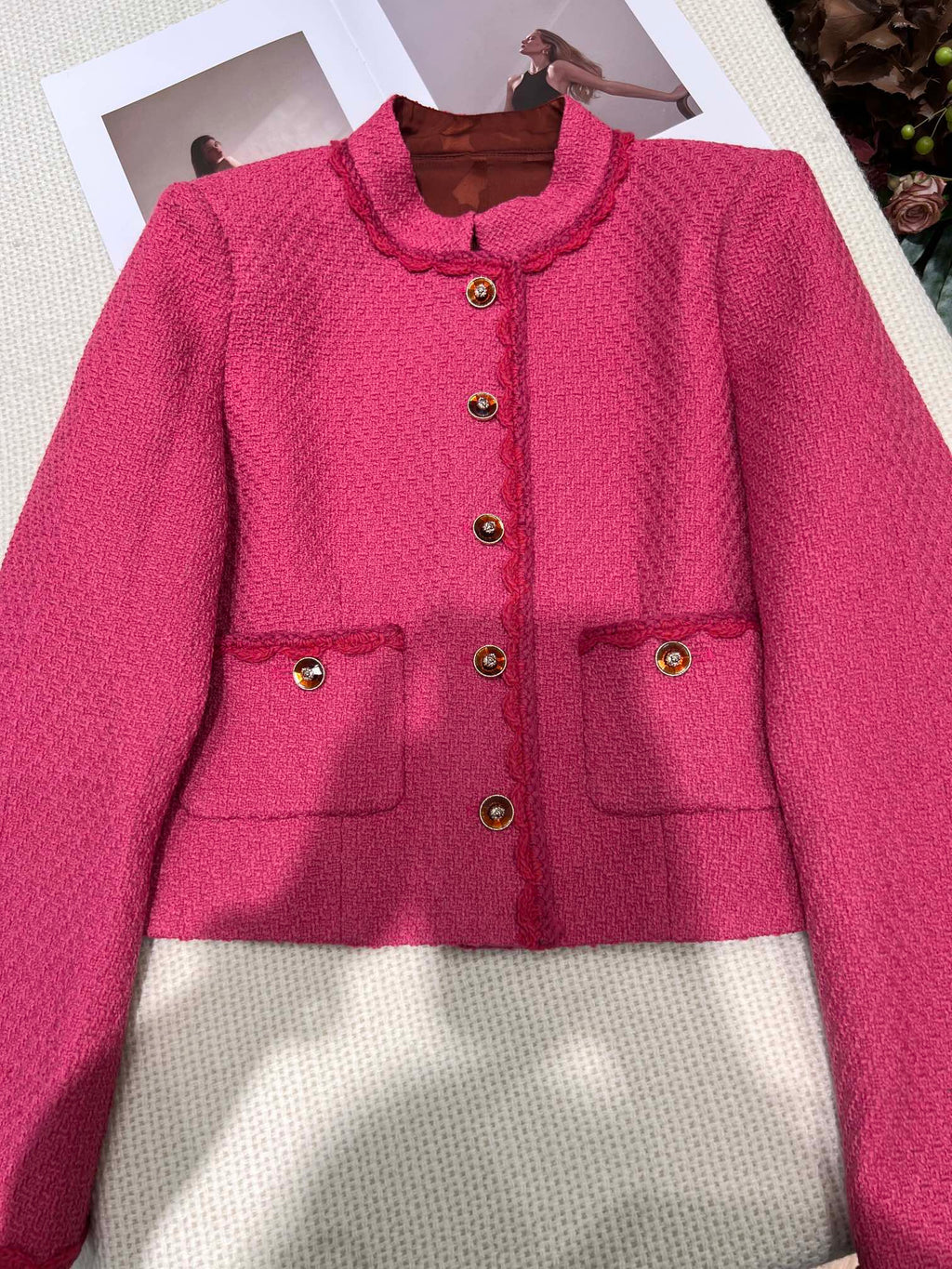 Chaqueta corta con detalle de rosa