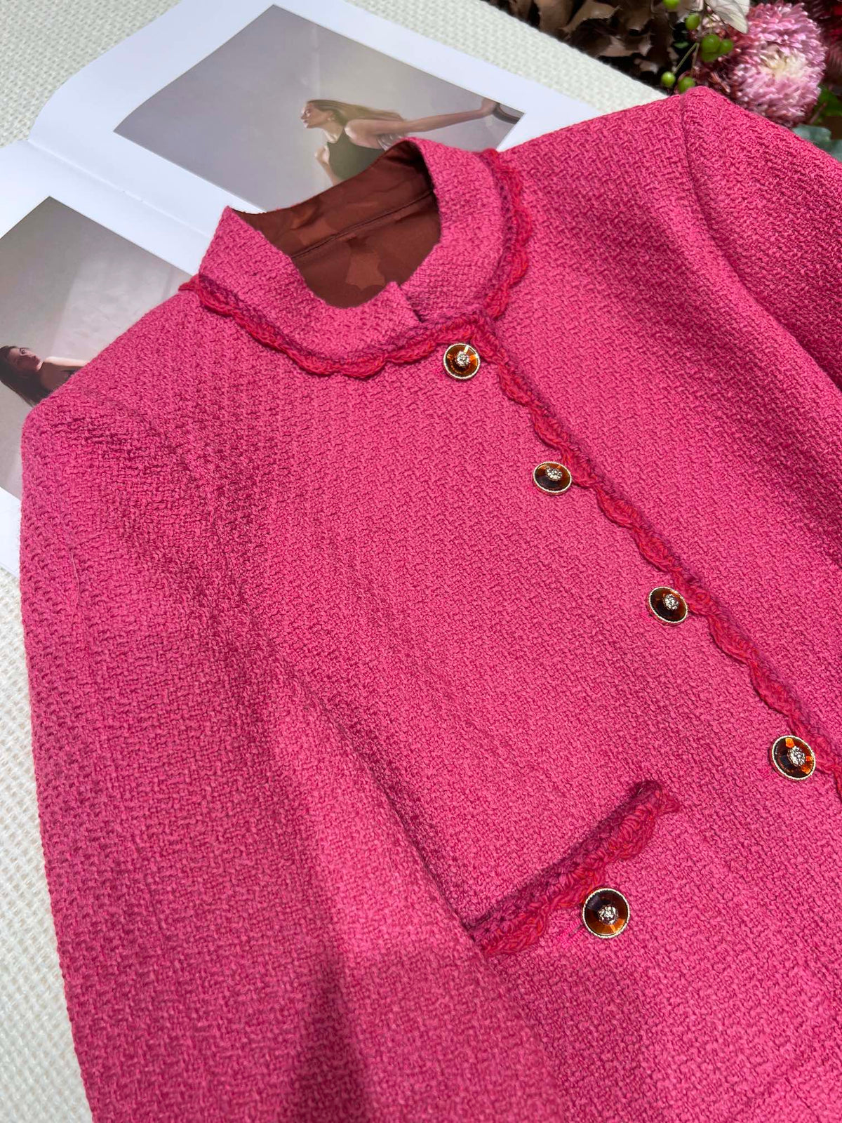 Chaqueta corta con detalle de rosa