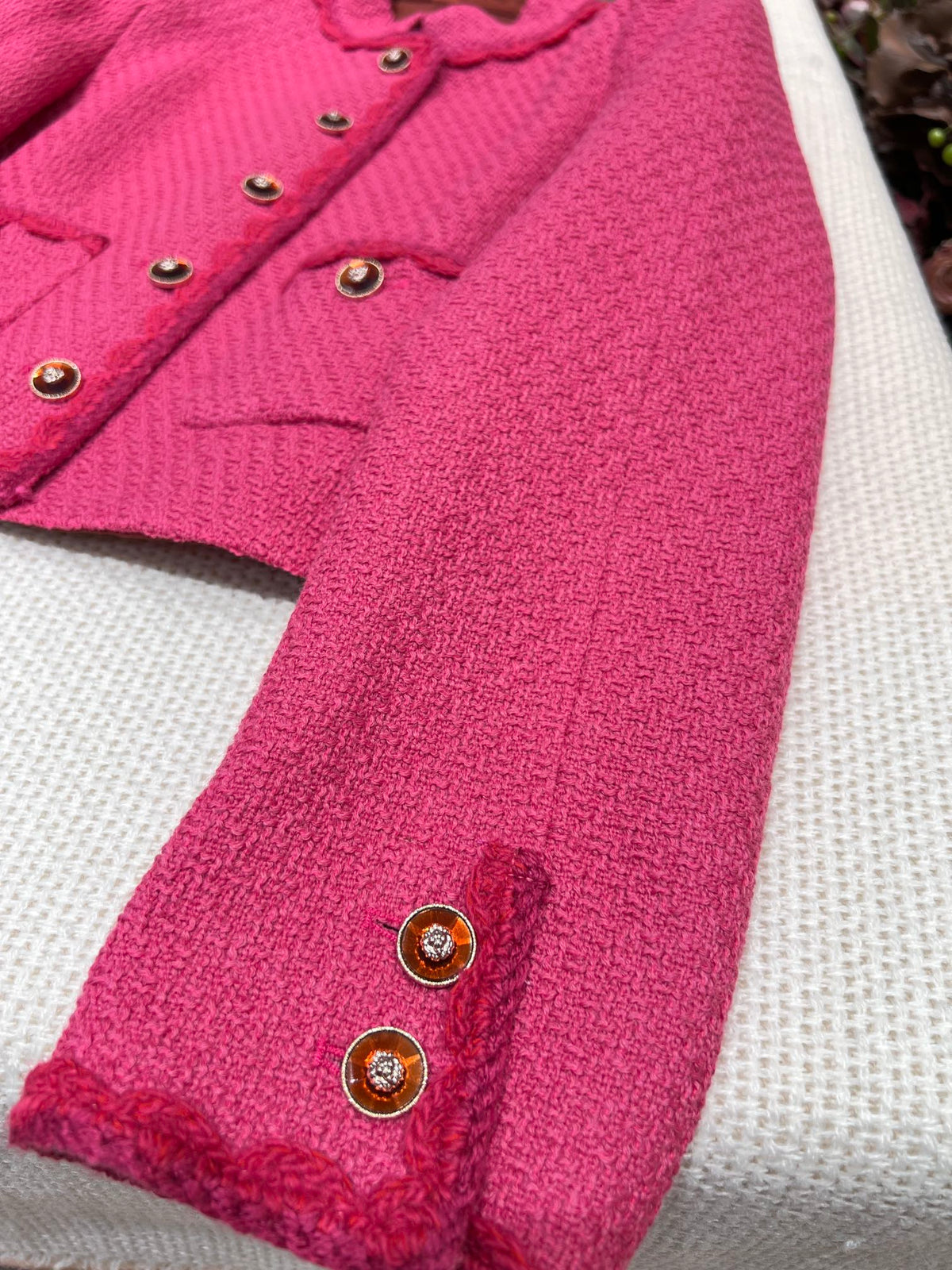 Chaqueta corta con detalle de rosa