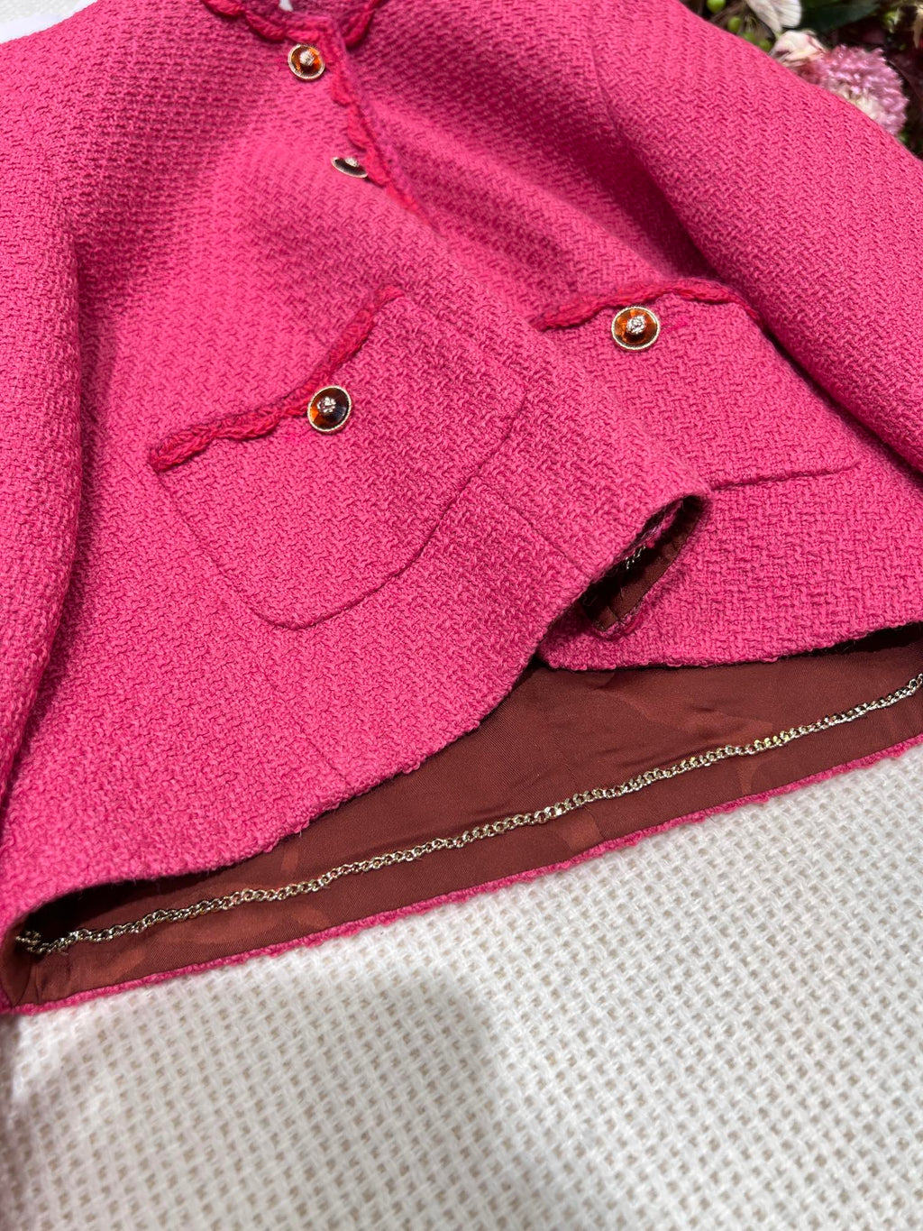 Chaqueta corta con detalle de rosa