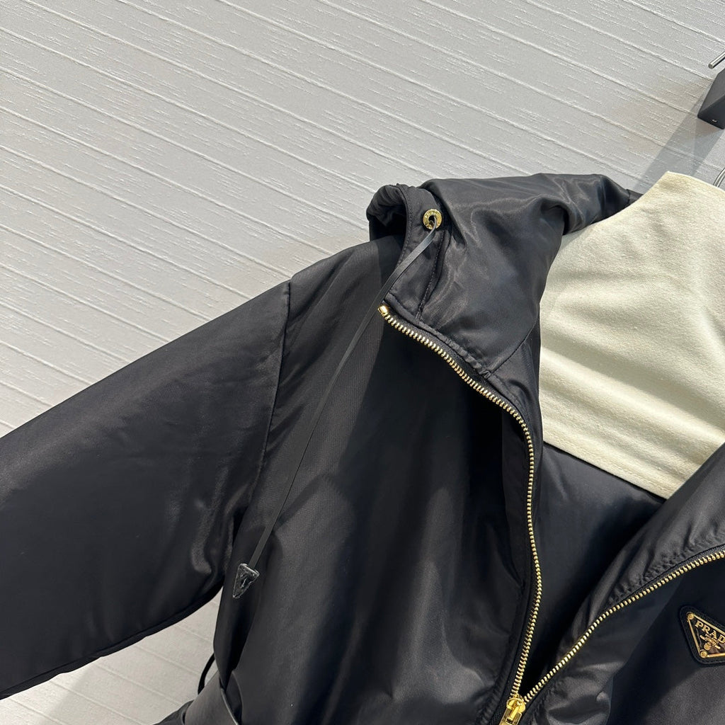 Chaqueta de plumas con capucha de nailon y cinturón