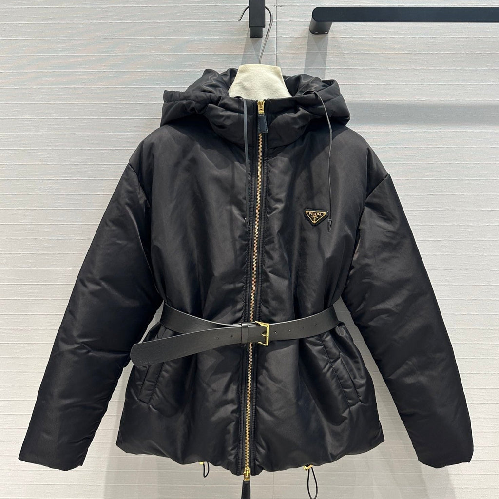 Chaqueta de plumas con capucha de nailon y cinturón