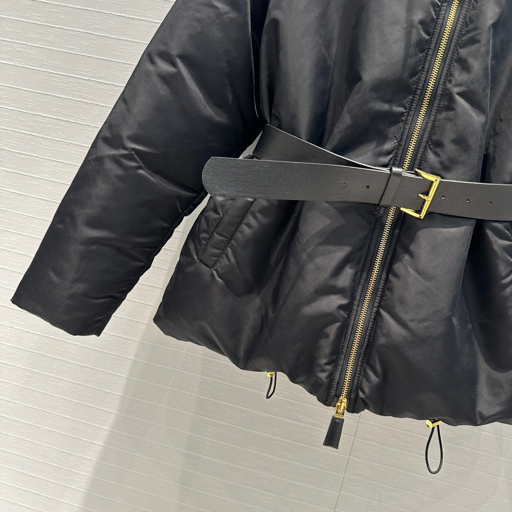 Chaqueta de plumas con capucha de nailon y cinturón