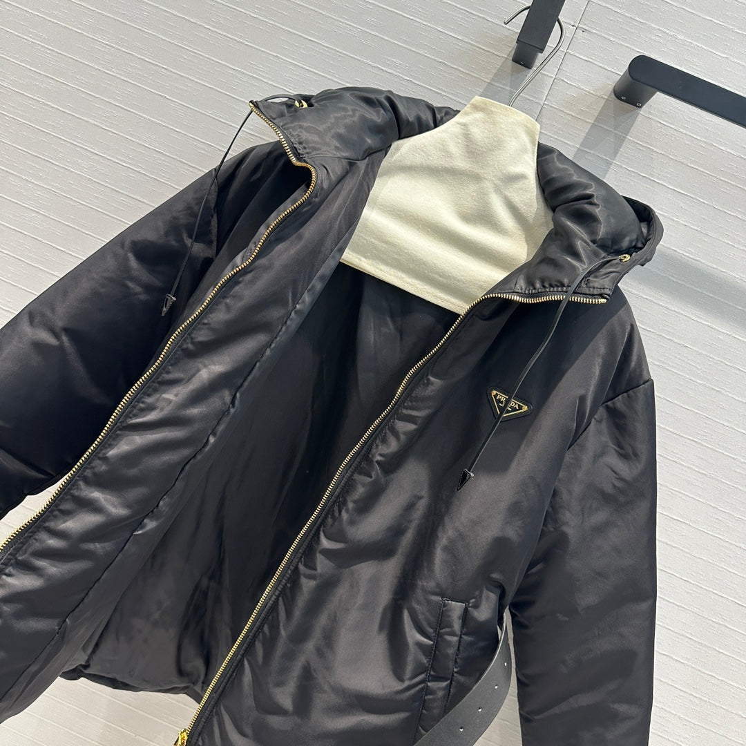 Chaqueta de plumas con capucha de nailon y cinturón