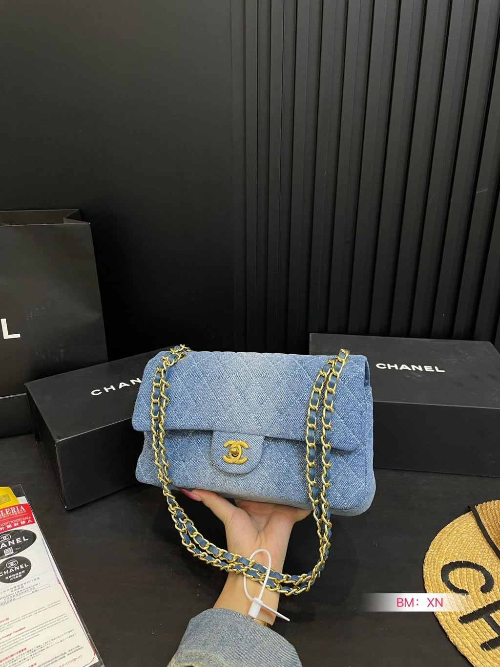 Bolso vaquero con solapa y cadena