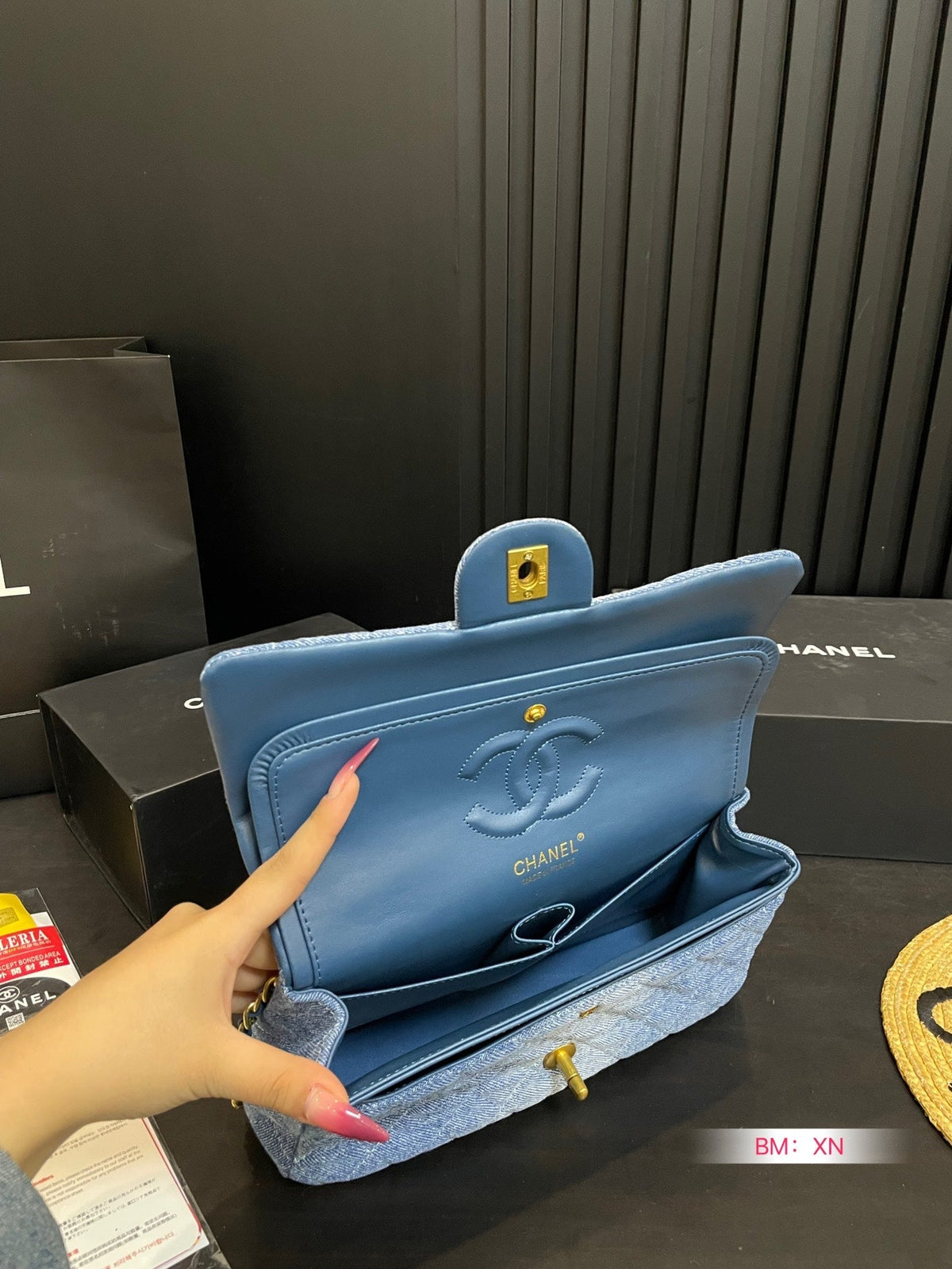 Bolso vaquero con solapa y cadena