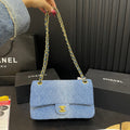 Bolso vaquero con solapa y cadena