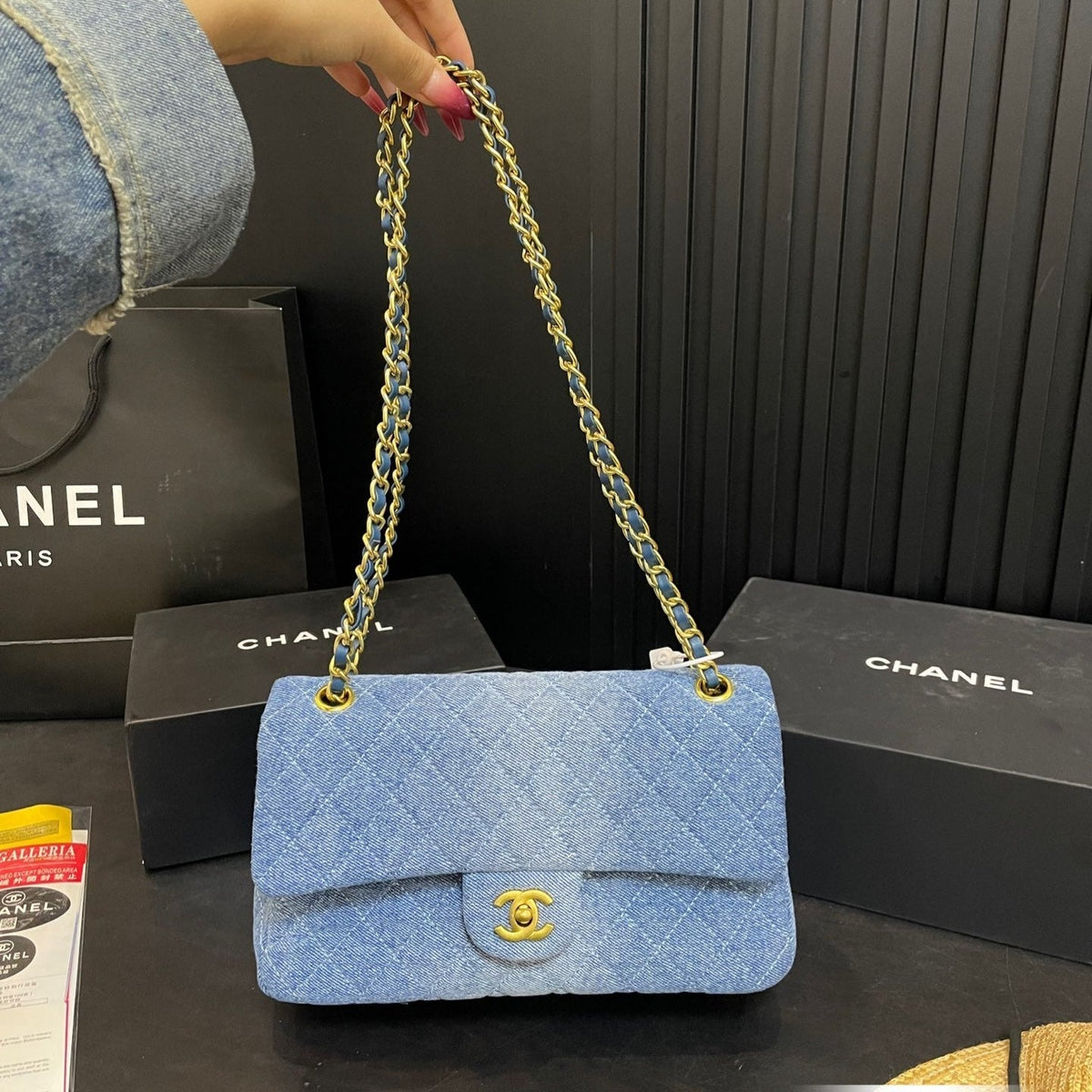 Bolso vaquero con solapa y cadena