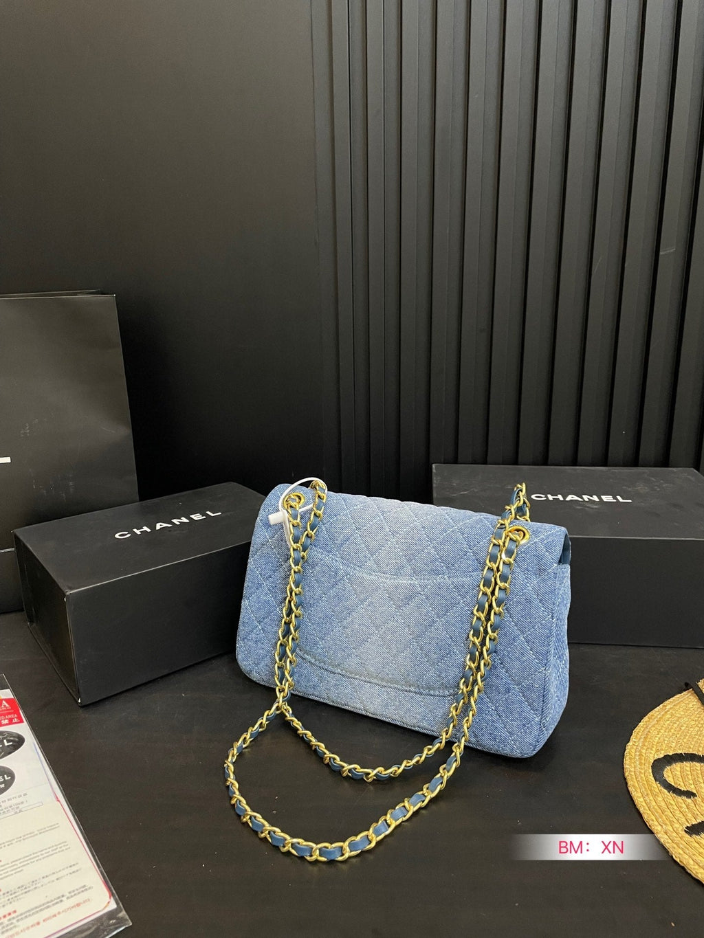 Bolso vaquero con solapa y cadena