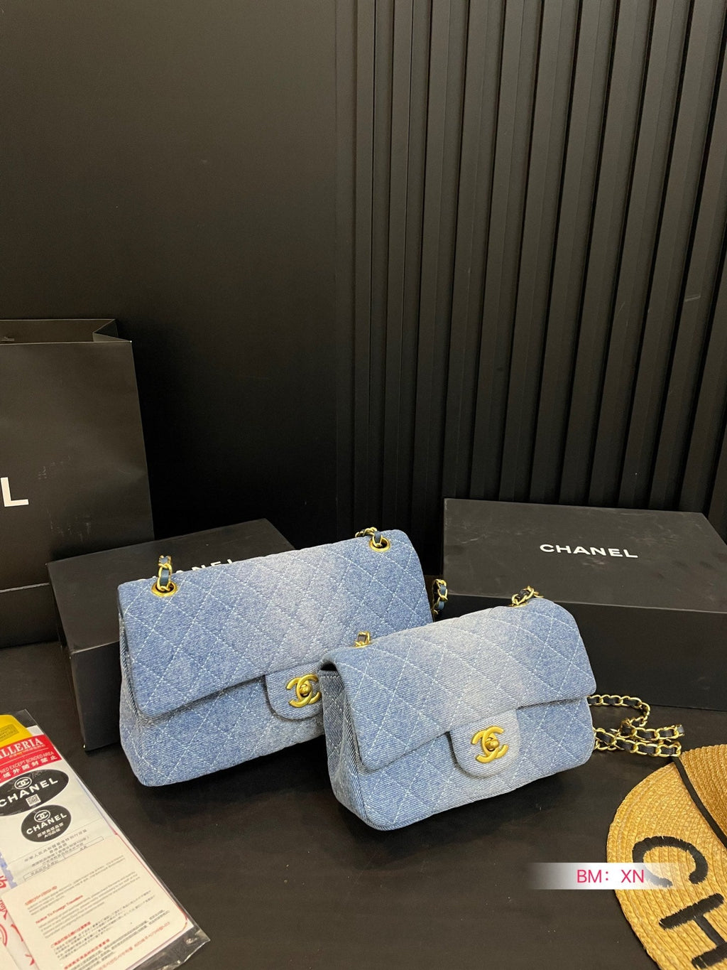 Bolso vaquero con solapa y cadena
