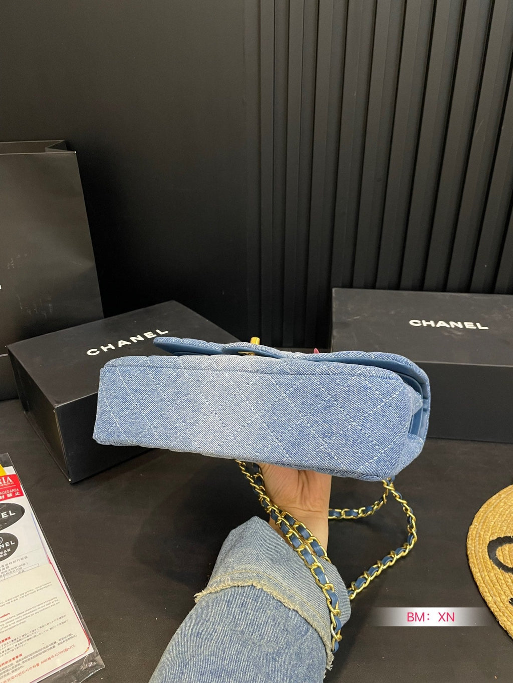 Bolso vaquero con solapa y cadena
