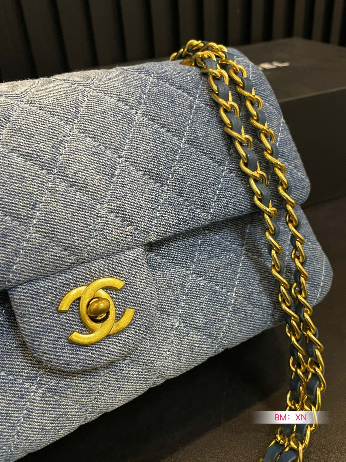 Bolso vaquero con solapa y cadena