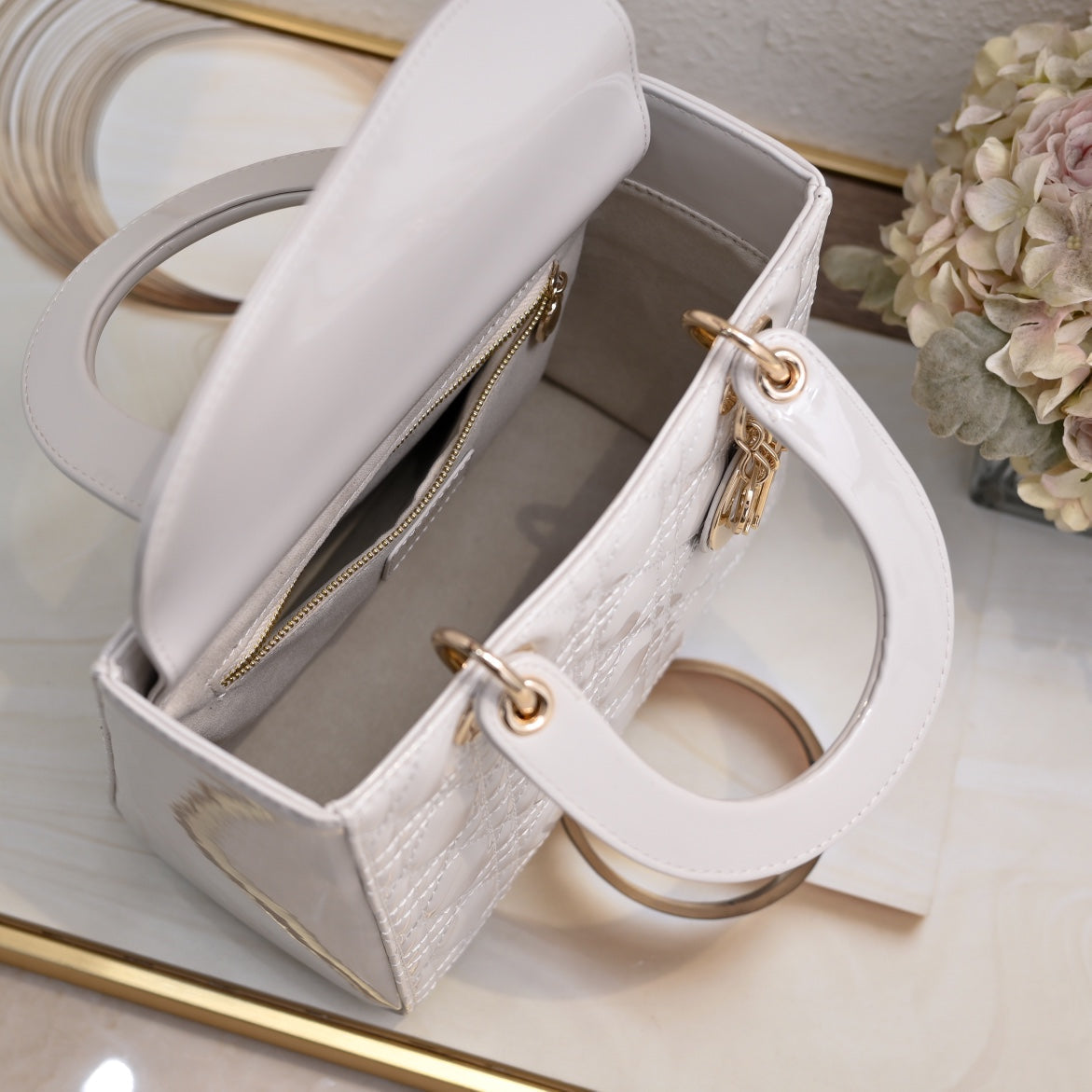 Bolso de hombro estilo Lady D – Blanco (24 cm)