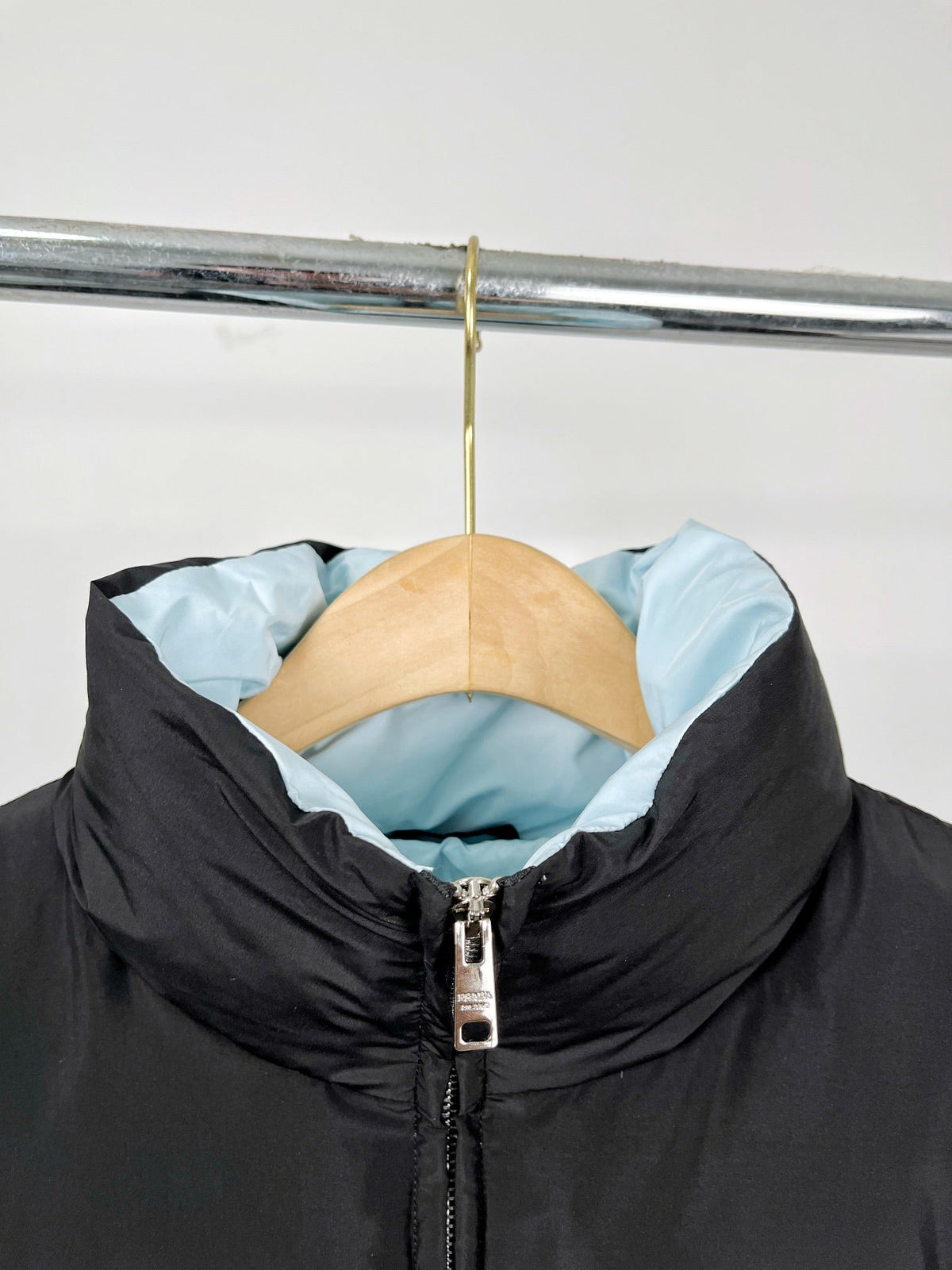 Chaqueta corta de plumas negra