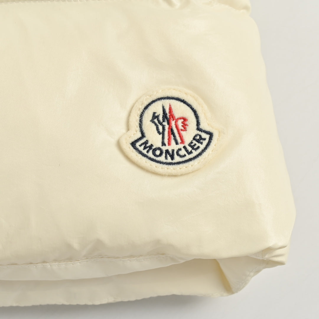 Chaqueta acolchada con capucha y cuello de piel desmontable