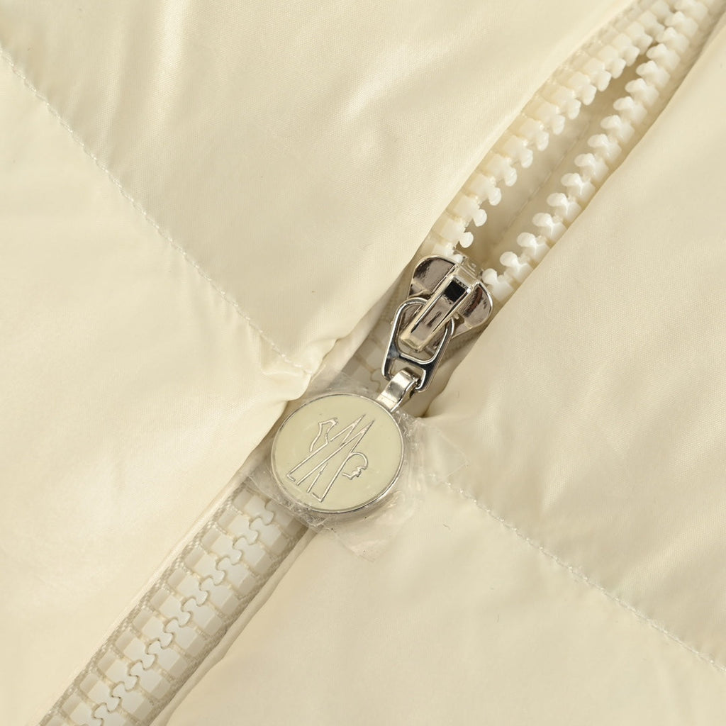 Chaqueta acolchada con capucha y cuello de piel desmontable