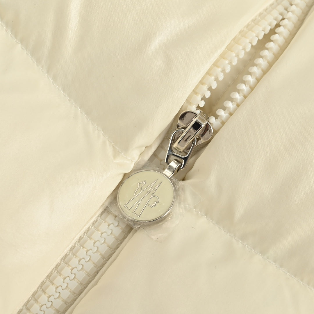Chaqueta acolchada con capucha y cuello de piel desmontable