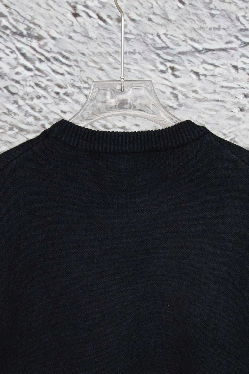 Suéter negro de punto con detalle de bolsillo