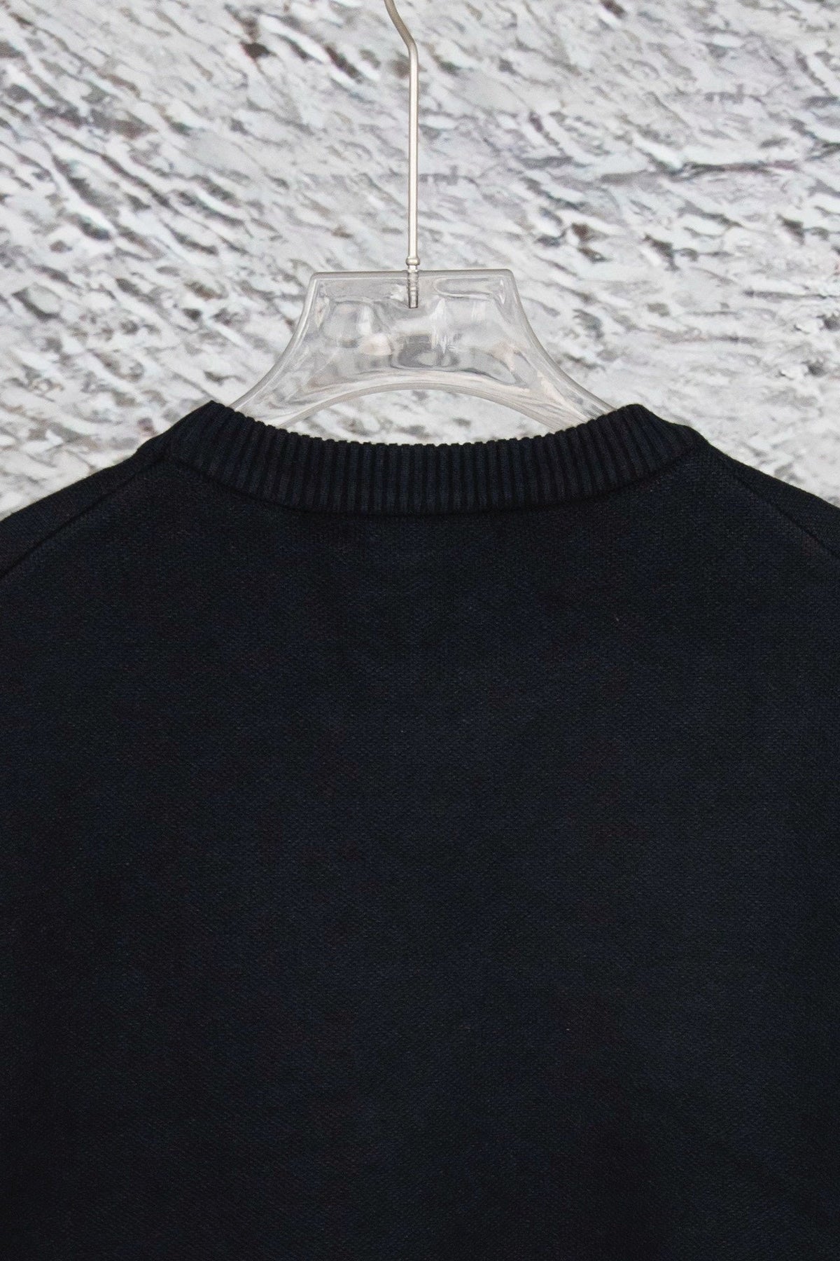 Suéter negro de punto con detalle de bolsillo