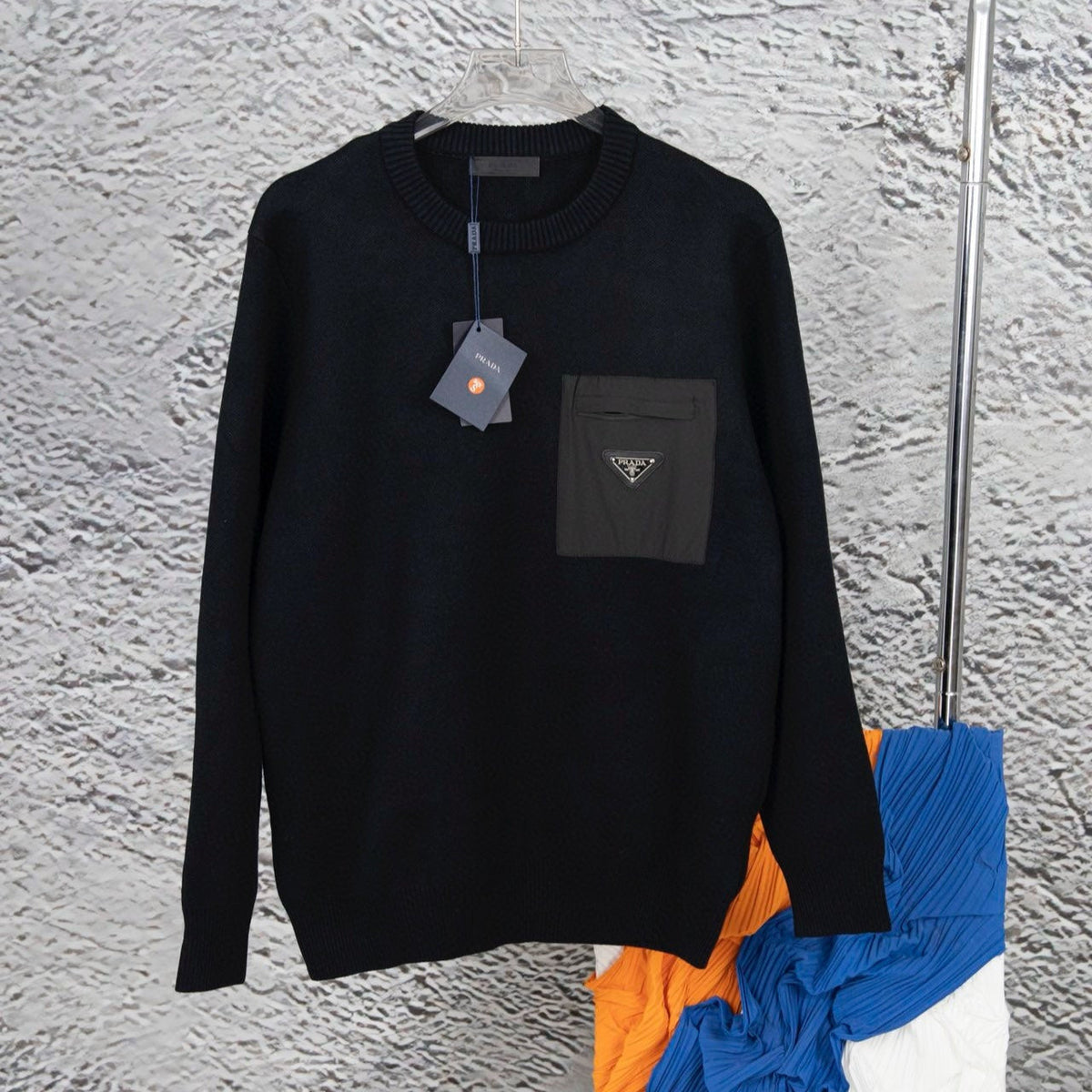 Suéter negro de punto con detalle de bolsillo