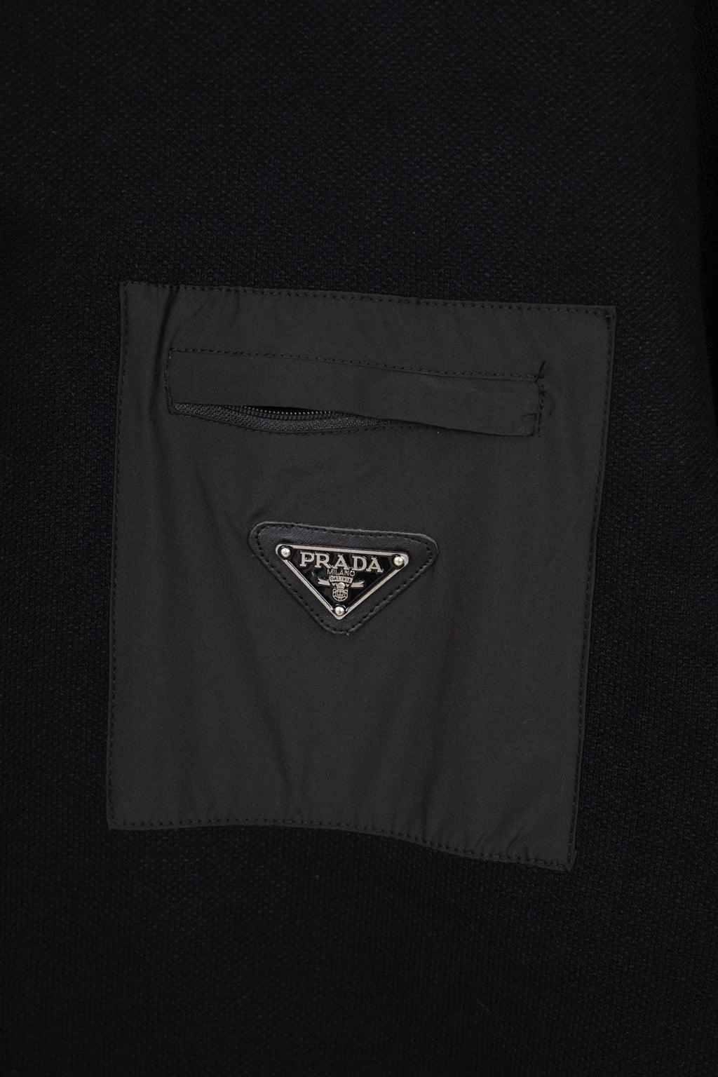 Suéter negro de punto con detalle de bolsillo