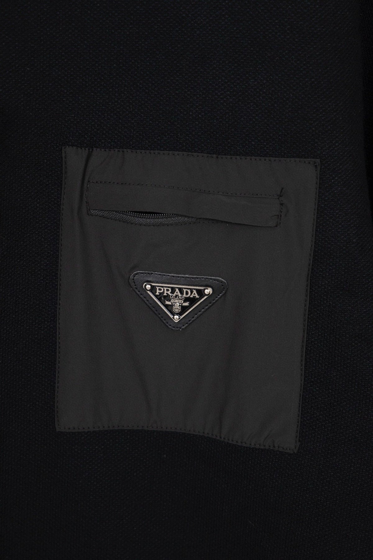 Suéter negro de punto con detalle de bolsillo