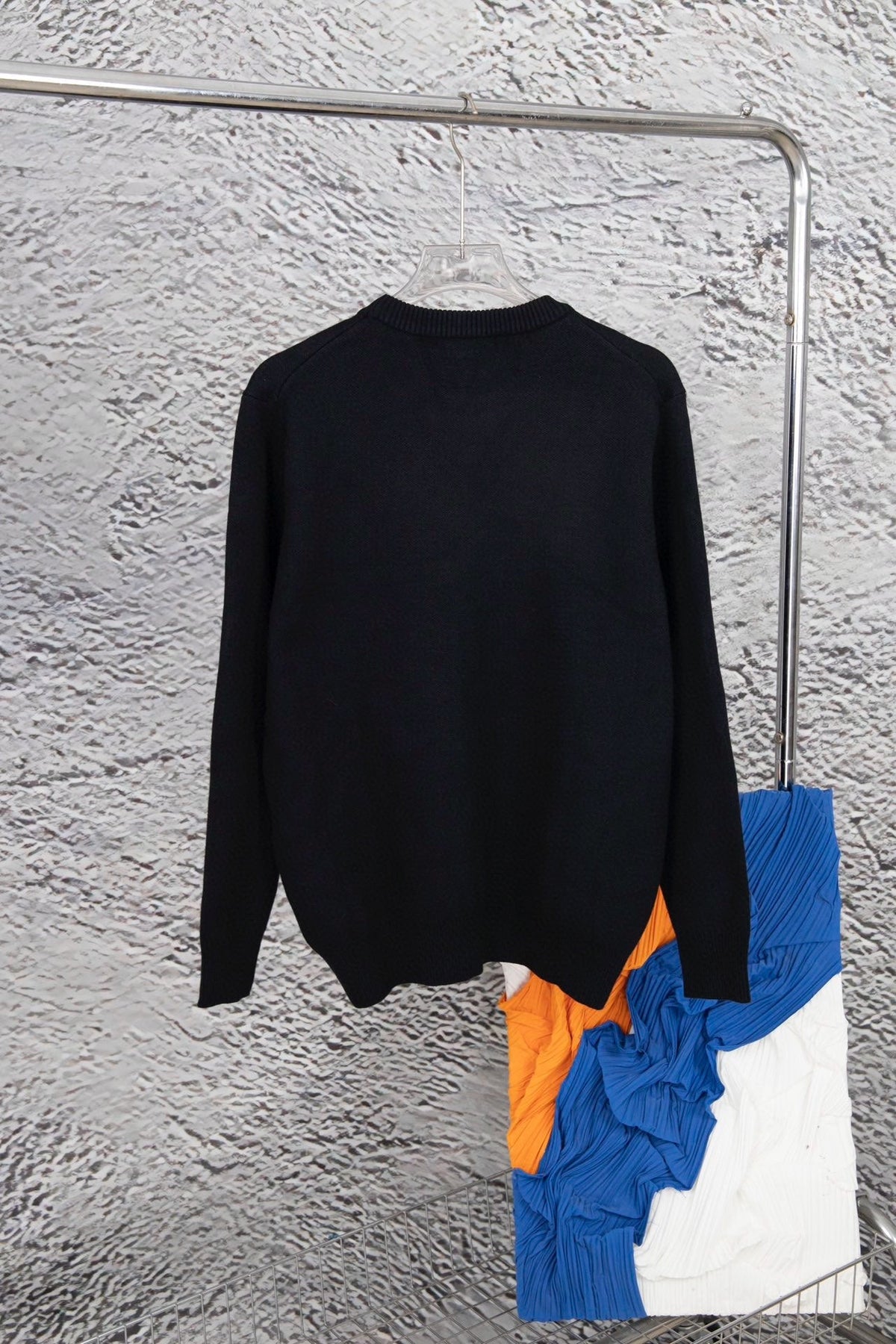 Suéter negro de punto con detalle de bolsillo