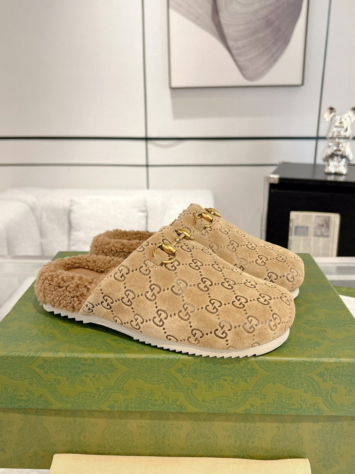 Pantuflas de mujer con detalle de estribo y borrego