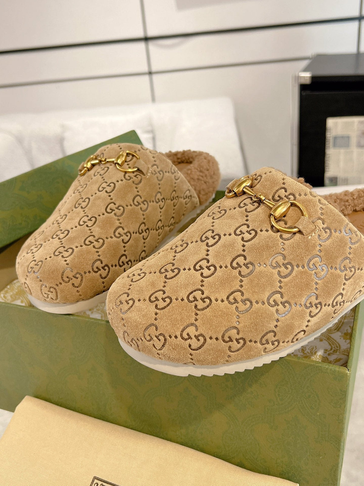 Pantuflas de mujer con detalle de estribo y borrego