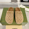 Pantuflas de mujer con detalle de estribo y borrego
