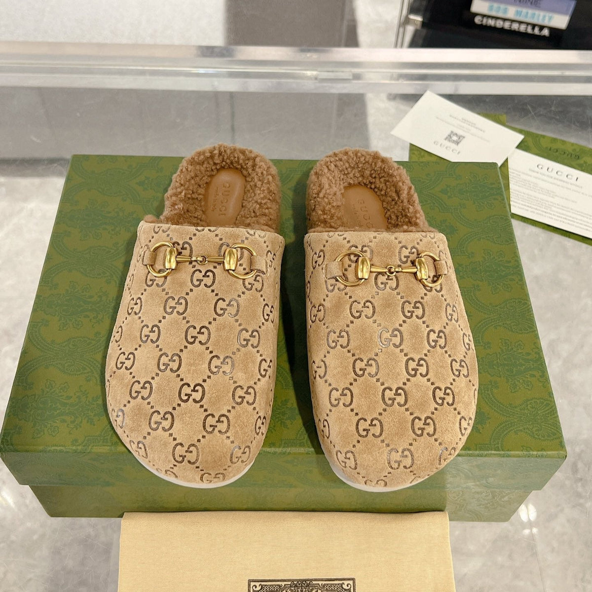 Pantuflas de mujer con detalle de estribo y borrego