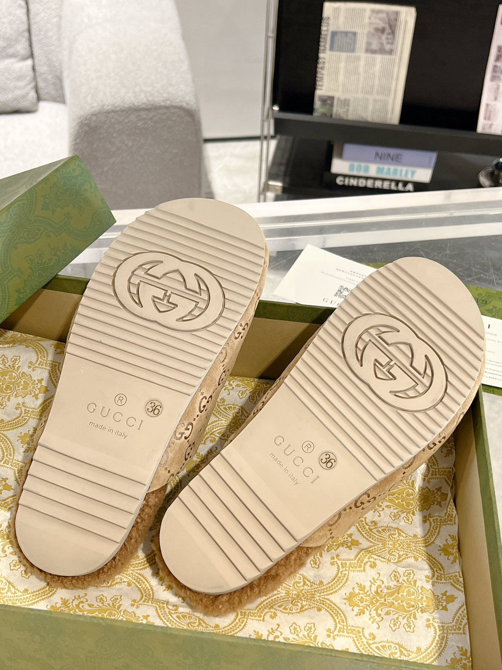 Pantuflas de mujer con detalle de estribo y borrego