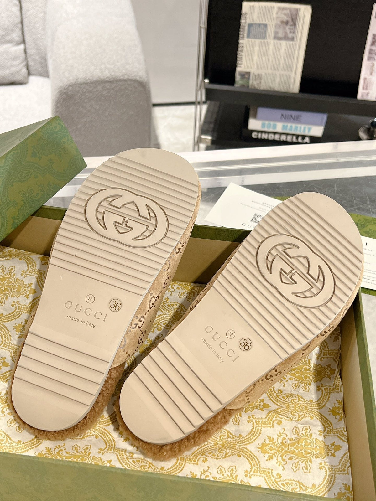 Pantuflas de mujer con detalle de estribo y borrego