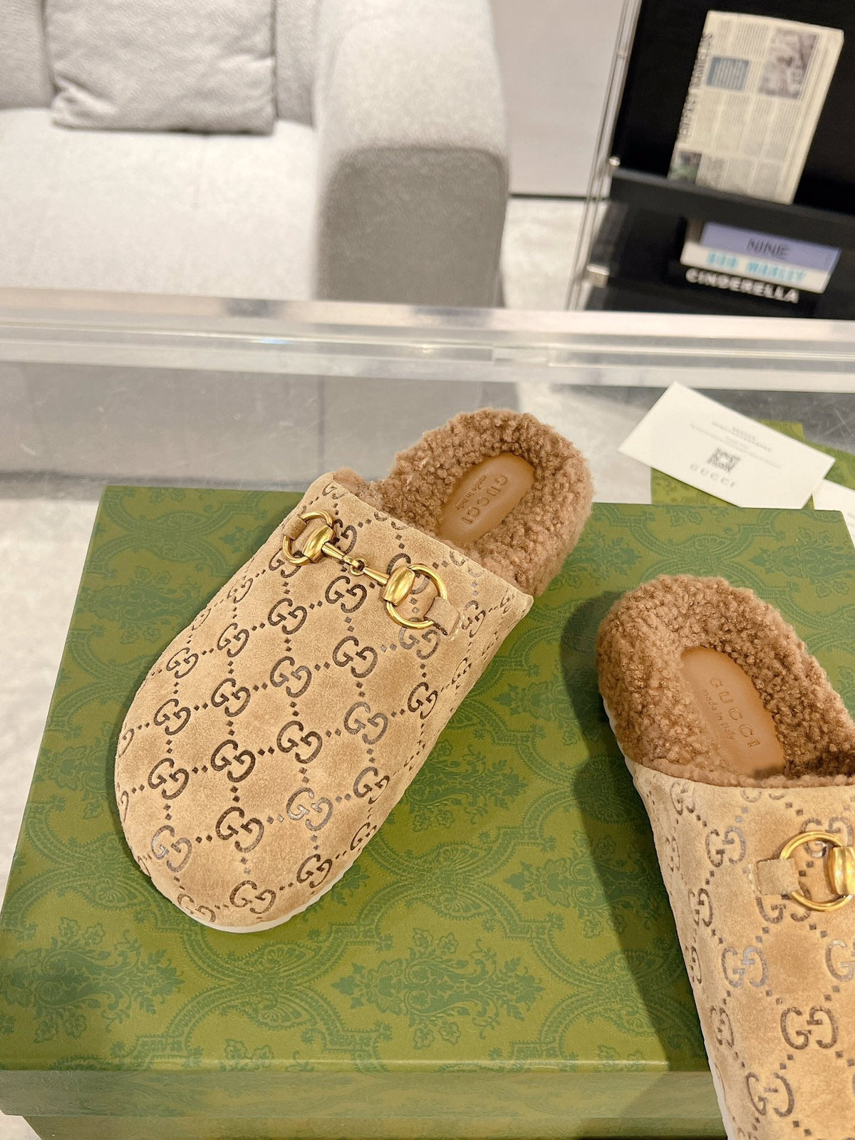 Pantuflas de mujer con detalle de estribo y borrego