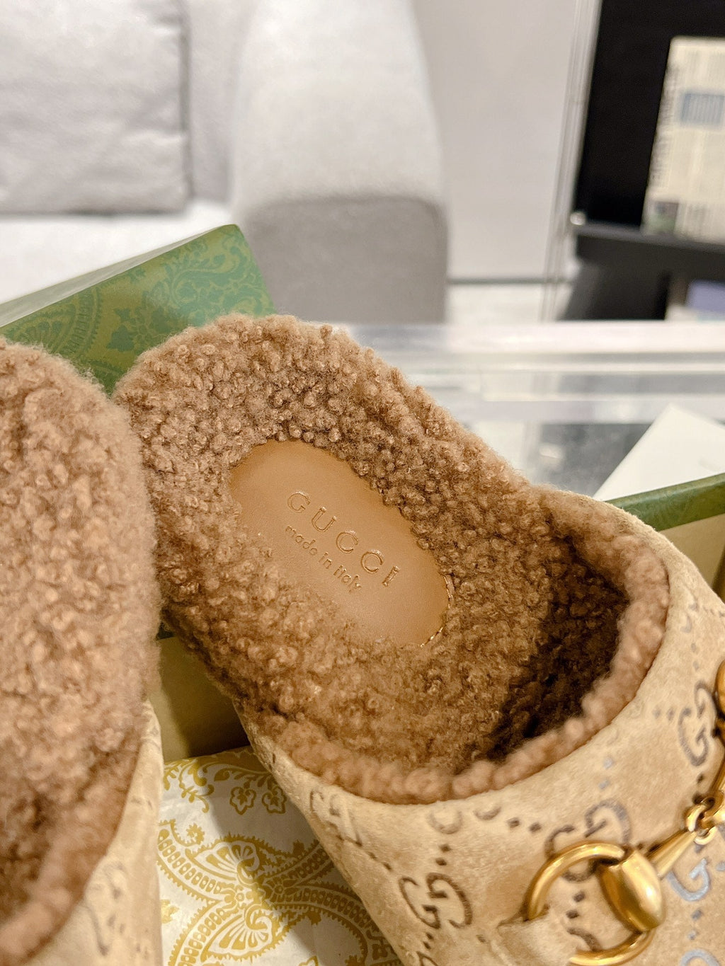 Pantuflas de mujer con detalle de estribo y borrego