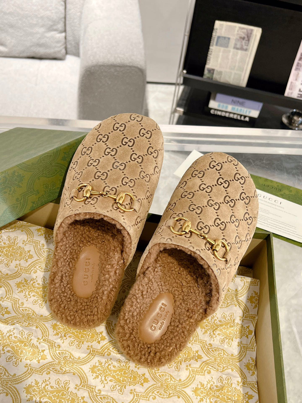 Pantuflas de mujer con detalle de estribo y borrego