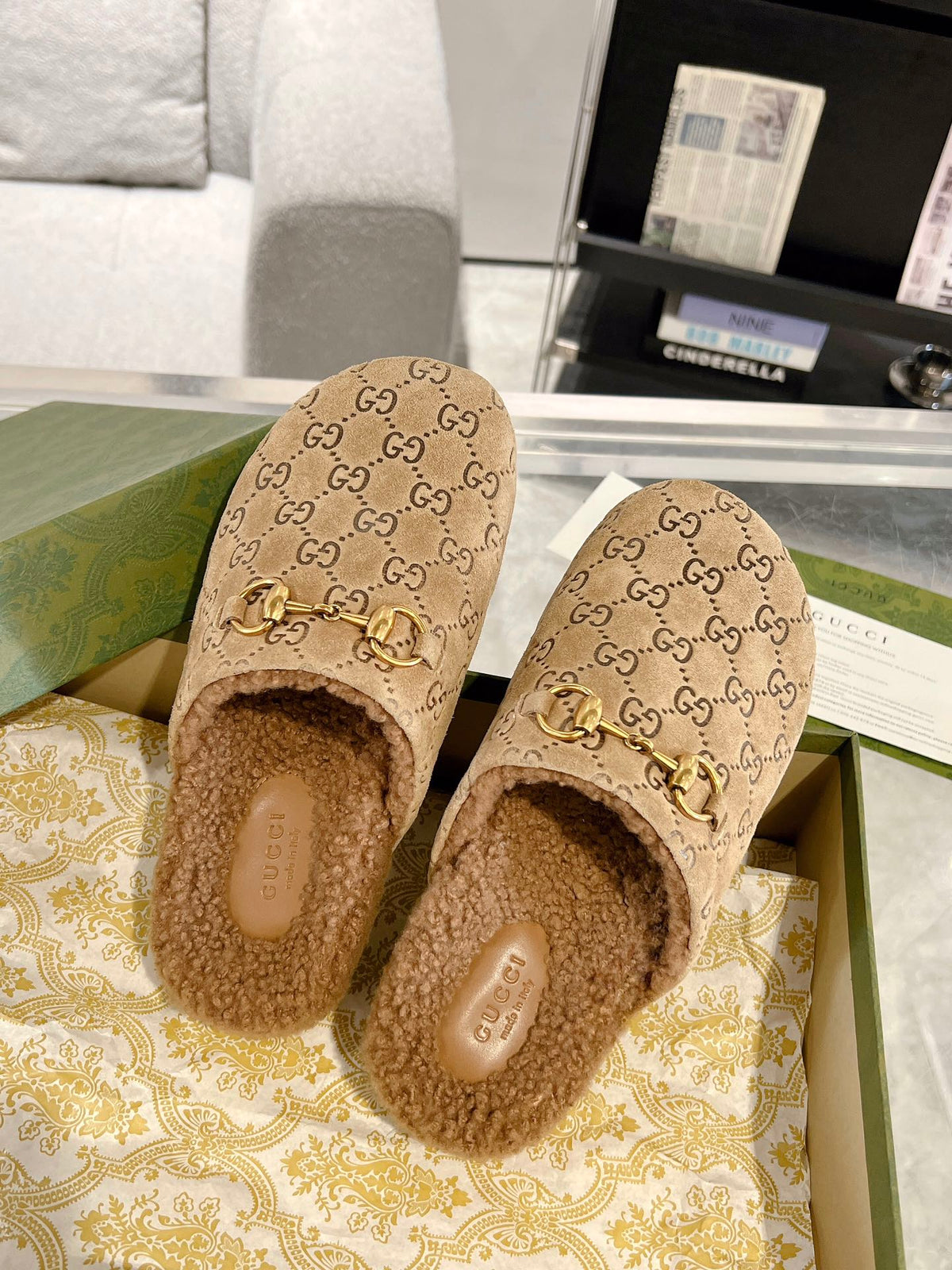 Pantuflas de mujer con detalle de estribo y borrego