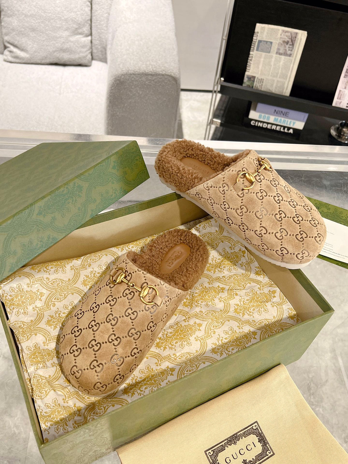 Pantuflas de mujer con detalle de estribo y borrego